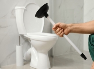 Cách thông tắc bồn cầu tại nhà bằng thụt (pittong)