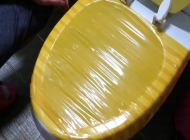 Cách làm thông bồn cầu bằng băng dính