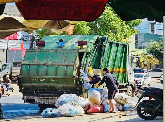 Dịch vụ thu gom r&aacute;c thải sinh hoạt hỗ trợ thu gom rất nhiều loại r&aacute;c thải
