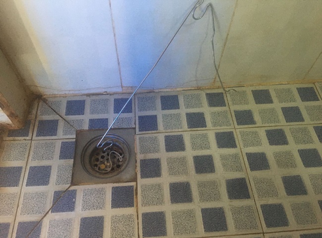  D&ugrave;ng m&oacute;c phơi quần &aacute;o để th&ocirc;ng cống bị tắc nghẽn 