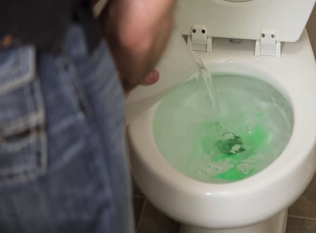 Kh&ocirc;ng n&ecirc;n đổ nước x&agrave; ph&ograve;ng v&agrave;o bồn cầu 