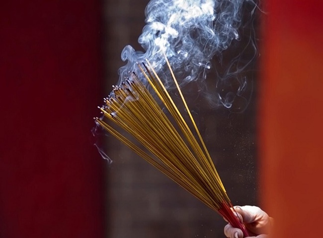 Dùng khói nhang thơm để khử mùi nhà vệ sinh