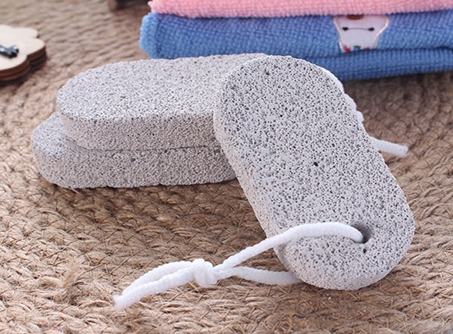 Xử l&yacute; bồn cầu bị ố v&agrave;ng tại nh&agrave; bằng đ&aacute; bọt tẩy bồn cầu