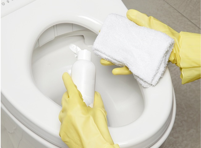 Bạn cần lưu &yacute; đeo găng tay trước khi tẩy bồn cầu bị ố v&agrave;ng