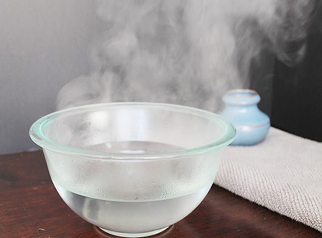 Khắc phục cống bị tr&agrave;o ngược bằng nước n&oacute;ng