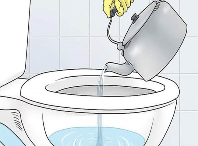 Dùng nước sôi để thông cống bị tắc hiệu quả