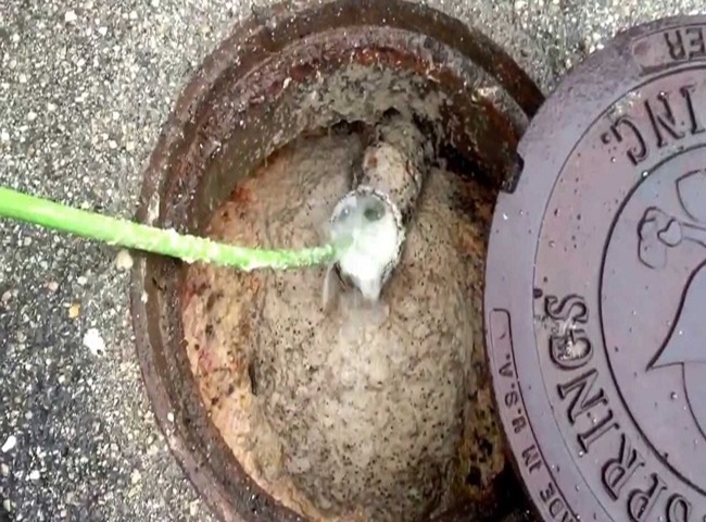 Gọi thợ thông cống tới xử lý vấn đề cống bị tắc nghẽn