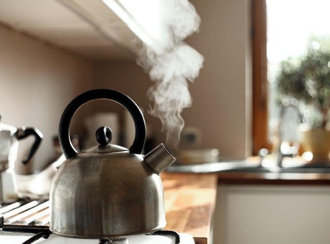 Xử lý cống thoát nước bị nghẹt bằng nước sôi