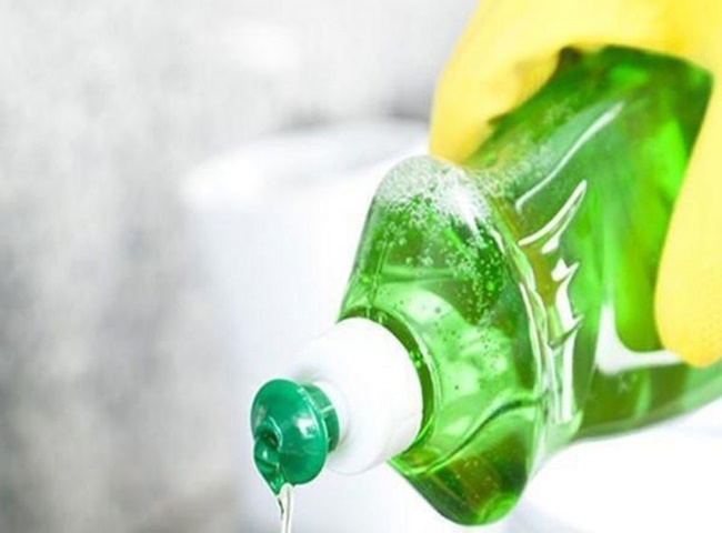 Th&ocirc;ng tắc cống tho&aacute;t nước hiệu quả bằng nước rửa ch&eacute;n