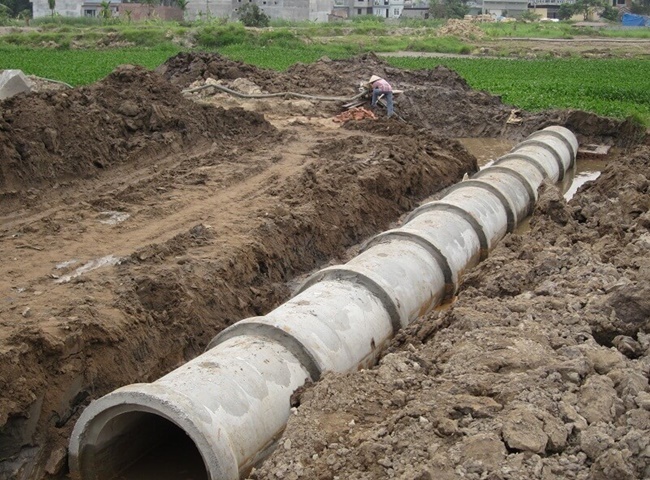 Đường ống tho&aacute;t nước thấp hơn mực nước cống ch&iacute;nh l&agrave; do đ&acirc;u