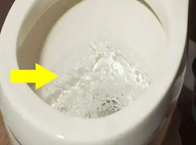 Đổ nước x&agrave; ph&ograve;ng v&agrave;o bồn cầu g&acirc;y tắc nghẽn