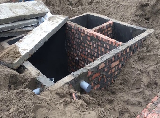 Nước thải bị tràn quanh khu vực hệ thống tự hoại