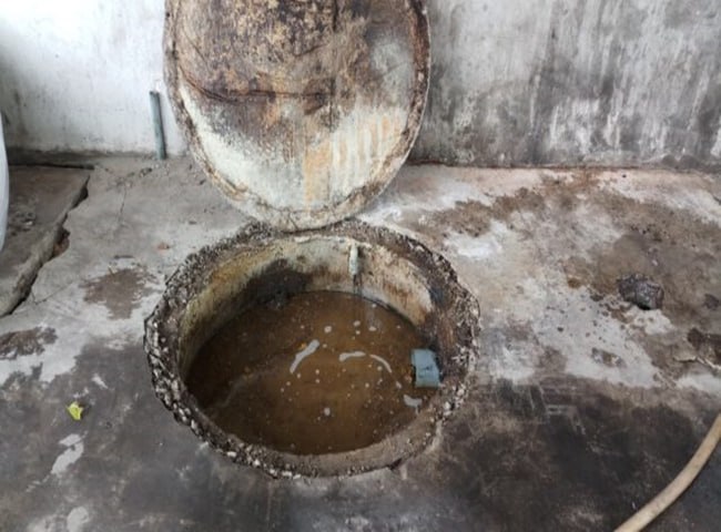 Que đo độ cao ống chất thải hữu cơ tại bể chứa chất thải hầm cầu