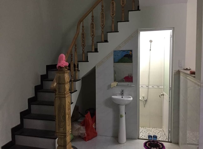 Đặt hầm cầu tự hoại dưới gầm cầu thang