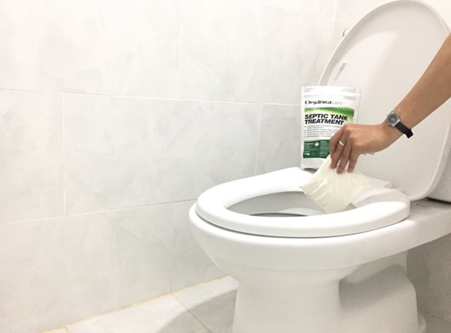 C&aacute;ch th&ocirc;ng bồn cầu bằng chế phẩm vi sinh