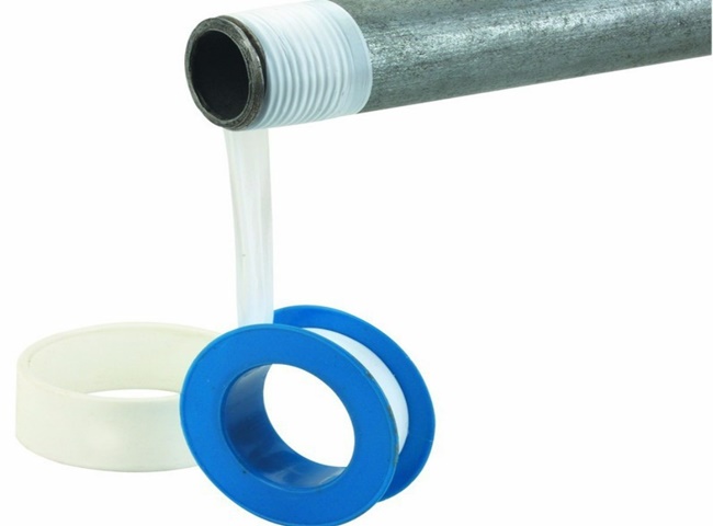 Bịt đầu ống nước để sửa chữa đường ống tho&aacute;t nước bị rỉ