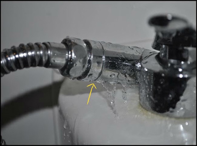 Nước nhỏ giọt l&agrave; d&acirc;́u hi&ecirc;̣u cho bi&ecirc;́t v&ograve;i nước bị rò rỉ