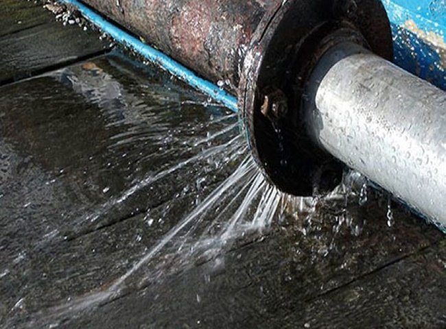 Thợ kiểm tra đường ống nước để k&eacute;o d&agrave;i tuổi thọ đường ống