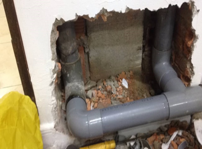 Gọi thợ sửa ống nước giải quyết vấn đề tho&aacute;t nước thải sinh hoạt