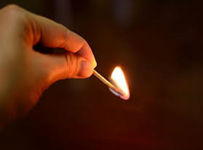 ​D&ugrave;ng que di&ecirc;m khử m&ugrave;i h&ocirc;i nh&agrave; vệ sinh