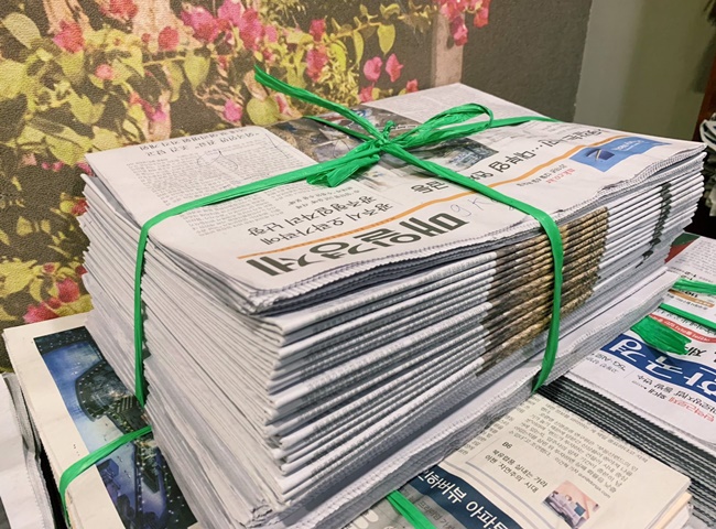 Khử m&ugrave;i h&ocirc;i trong ph&ograve;ng ngủ bằng b&aacute;o cũ