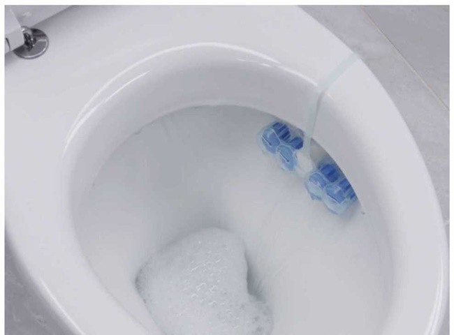 Dấu hiệu nghẹt l&agrave; khi bồn cầu xả nước c&oacute; tiếng k&ecirc;u ục ục