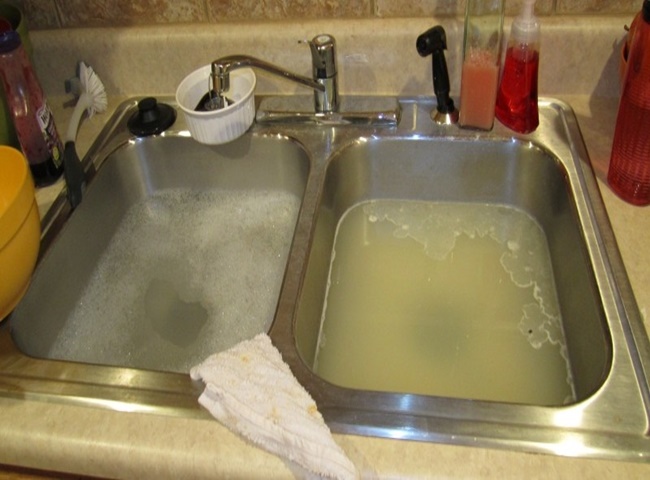 Cống tho&aacute;t nước bị nghẹt do kh&ocirc;ng c&oacute; biện xử l&yacute; kịp thời