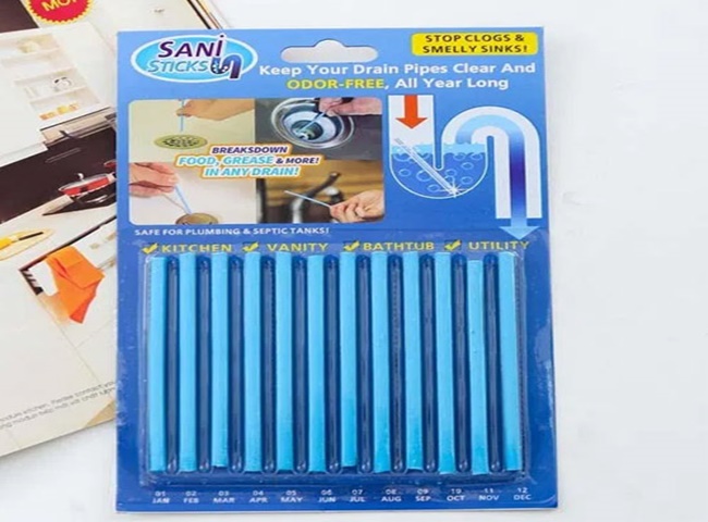 Dùng que Sani Sticks để thông tắc cống bị nghẹt