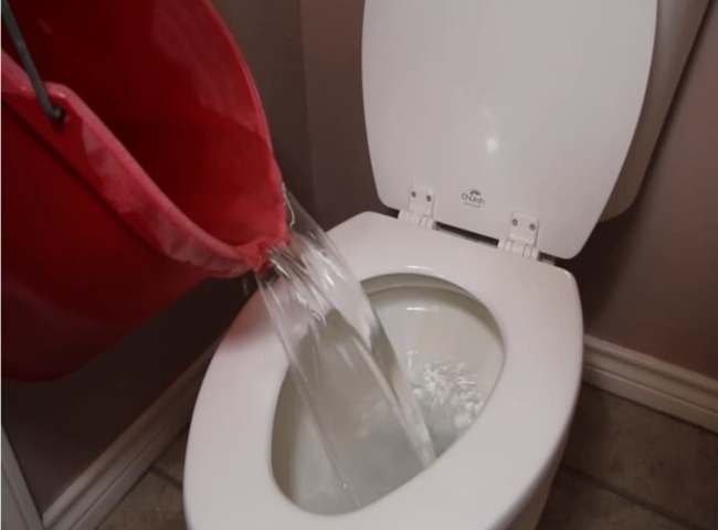 Cách xử lý bồn cầu bị nghẹt bằng áp lực nước tự nhiên