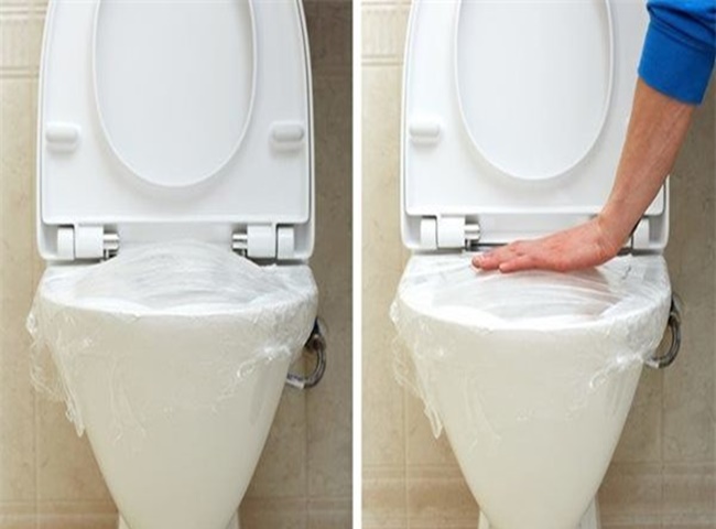 Xử l&yacute; bồn cầu bị nghẹt bằng m&agrave;ng bọc thực phẩm