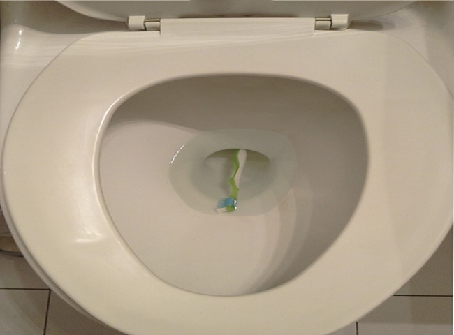 Bồn cầu bị nghẹt trầm trọng là do dị vật, vật cứng