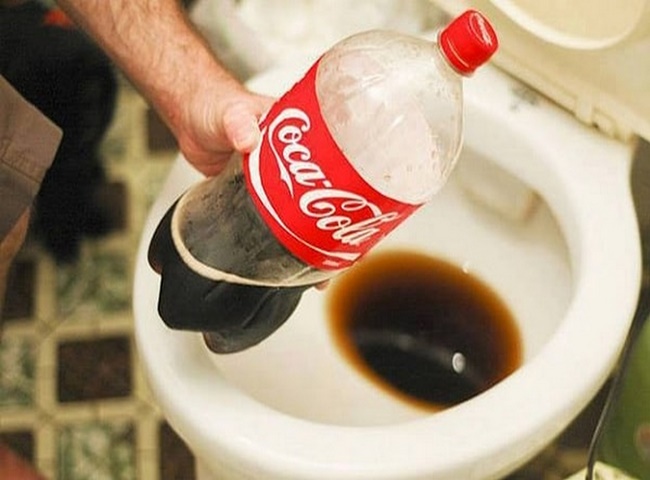 Th&ocirc;ng bồn cầu nghẹt hiệu quả bằng coca cola