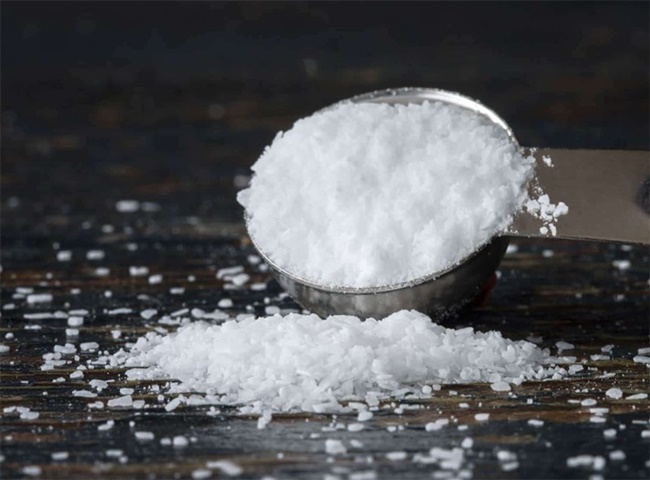 Th&ocirc;ng bồn rửa b&aacute;t nhanh ch&oacute;ng bằng muối ăn