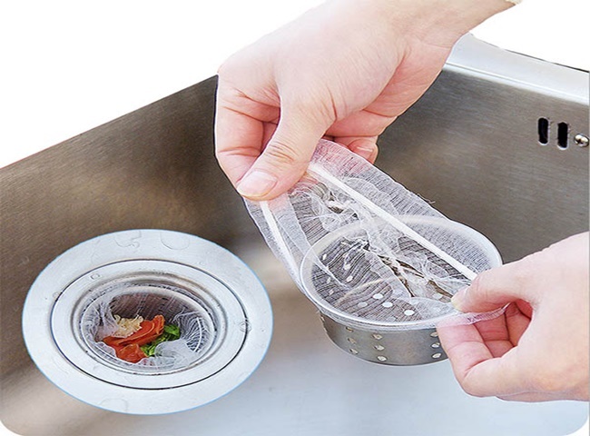 Hạn chế qu&ecirc;n để lưới lọc lại vị tr&iacute; cũ sau khi đổ r&aacute;c đi