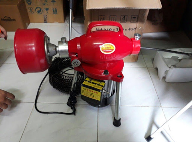 Th&ocirc;ng cống bị nghẹt nhanh ch&oacute;ng bằng d&acirc;y l&ograve; xo