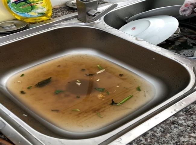 Nghẹt bồn rửa ch&eacute;n do thức ăn thừa bị đọng lại