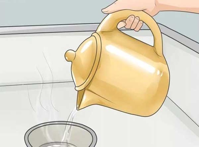 Xử l&yacute; đường cống bị tắc bằng nước ấm