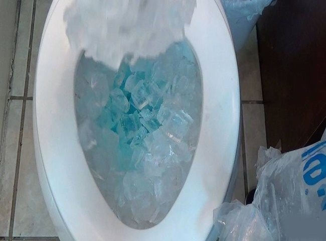 C&aacute;ch th&ocirc;ng tắc bồn cầu bằng đ&aacute; lạnh